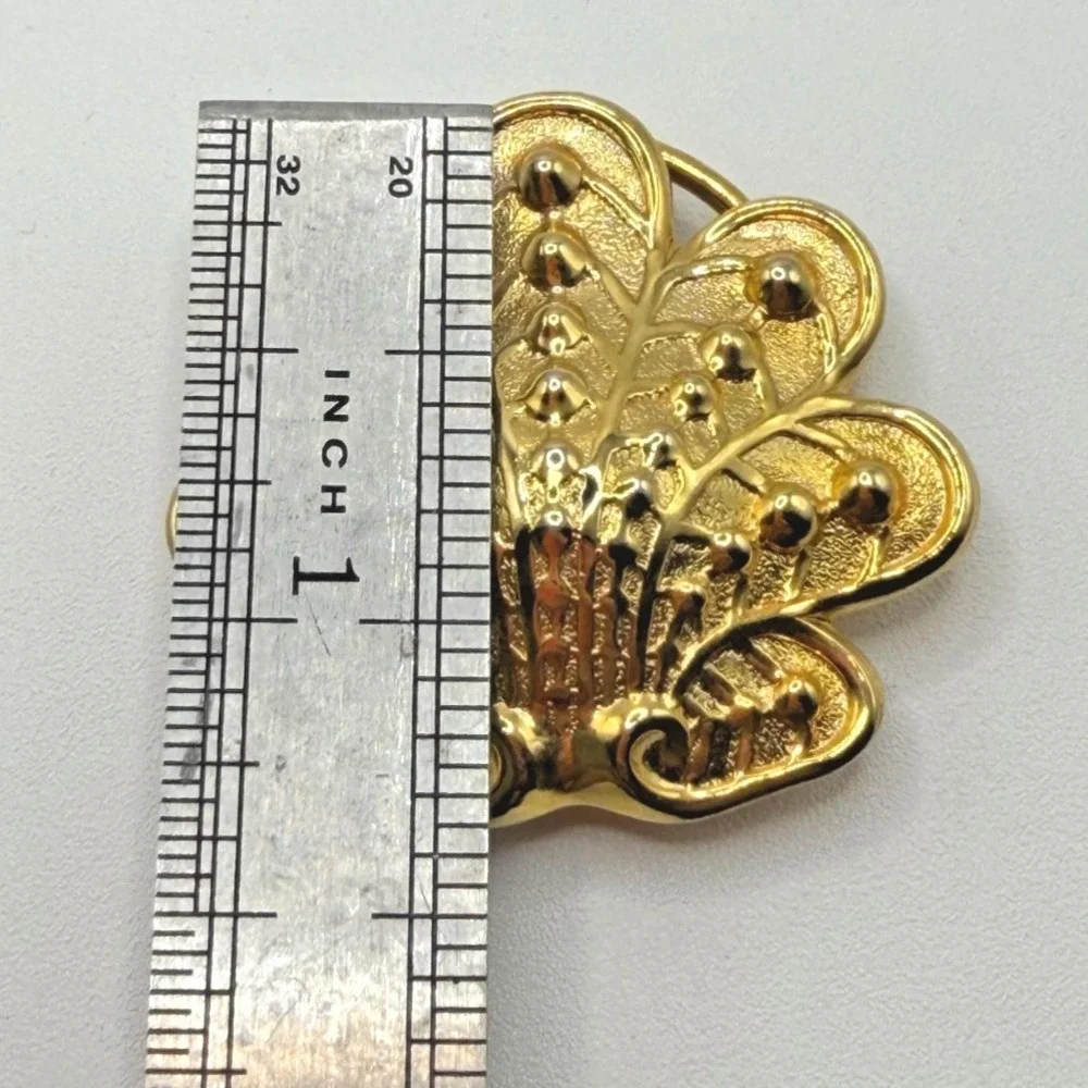Kathie Lee Vintage Gold Tone Scalloped Shell Scarf Clip Accessory‎